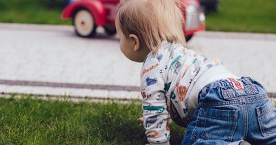 Kiedy dziecko powinno zacząć raczkować - normy rozwojowe