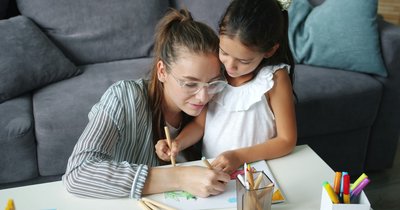 15 kreatywnych zabaw dla dzieci w domu na deszczowe dni